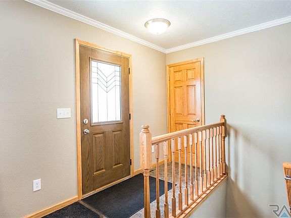 4th image of 2512 N Pampas Grass Ave