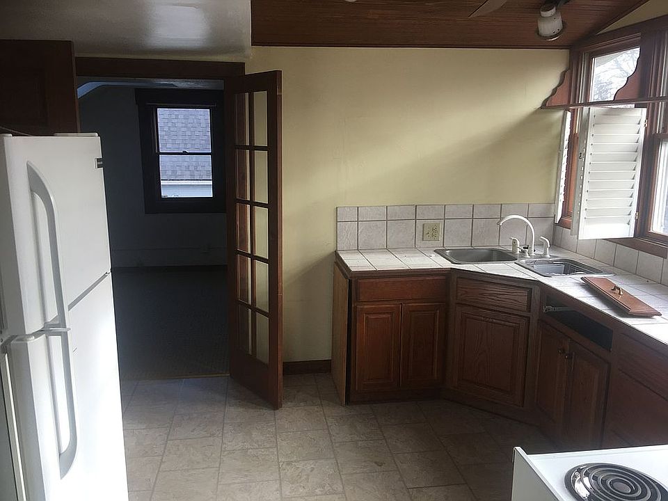 1st image of 115 Glen St APT 3