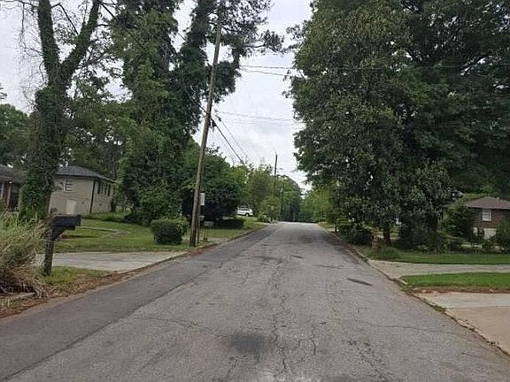 4th image of 2075 Holly Hill Dr
