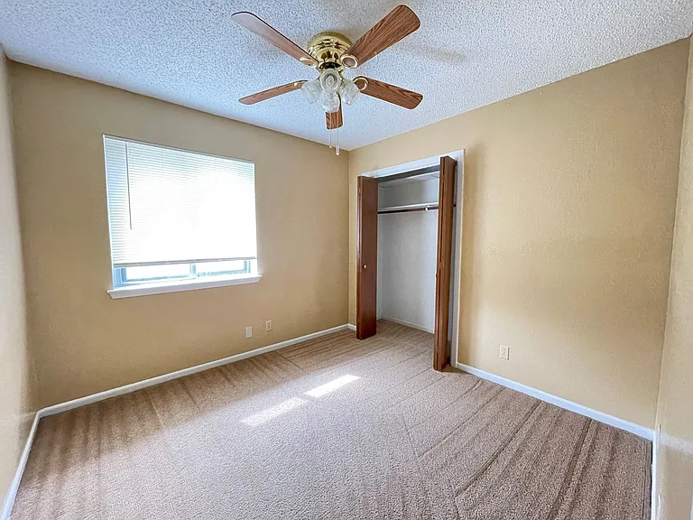 1409 Farhills Dr — Photo 9