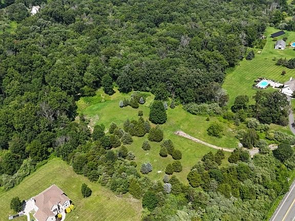 5th image of 386 Ridge Rd