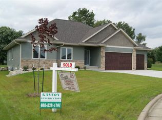 907 Conservancy Ct, Cottage Grove, WI 53527