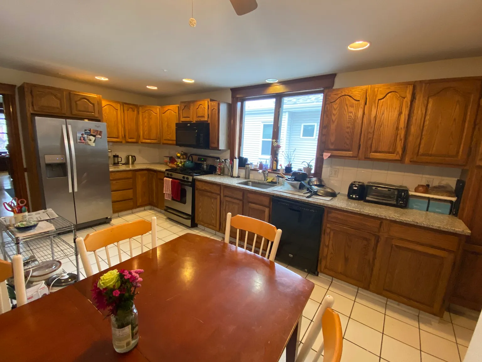 4 bed, 2.0 bath, 1600 sqft, $5,400 — Photo 2