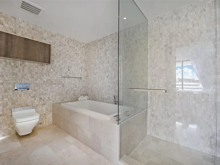 88 SW 7th St #1810 — Photo 7