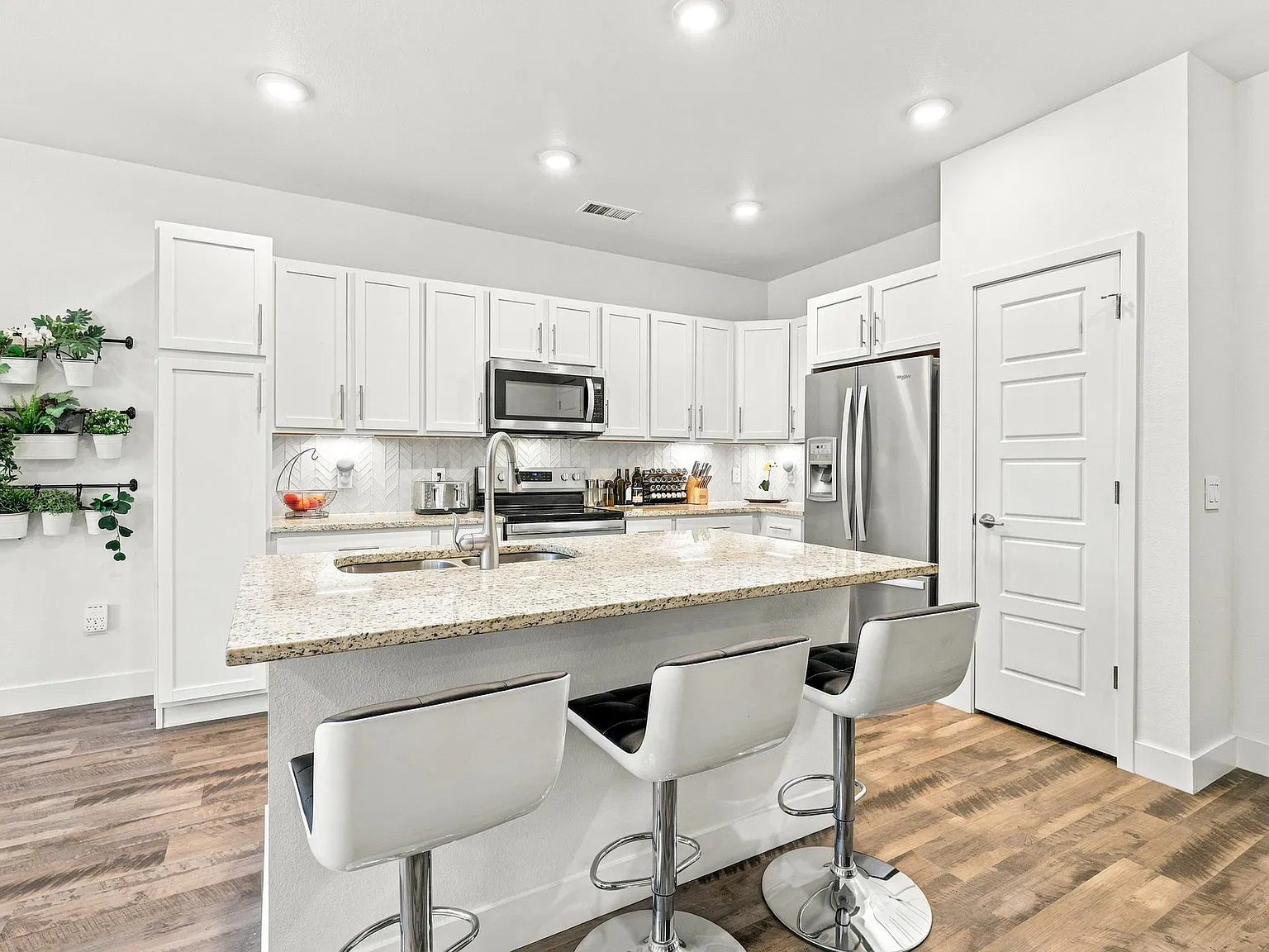 2 bed, 1180 sqft, $2,095 — Photo 3