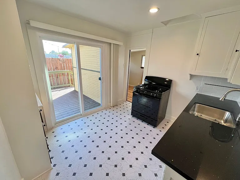 2212-2214 E 6th St — Photo 10