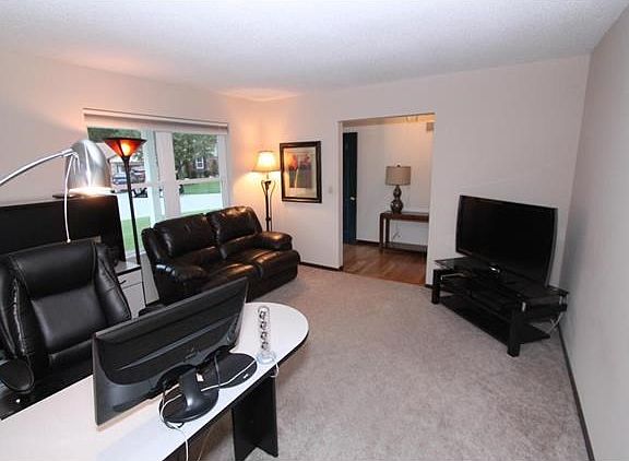 Office space off of the entry foyer with nice picture window and a great view of the front yard.
