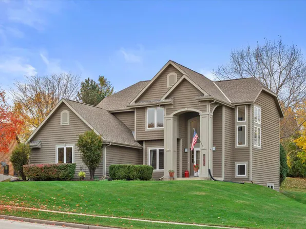 1082 Hillwood BOULEVARD, Pewaukee, WI 53072