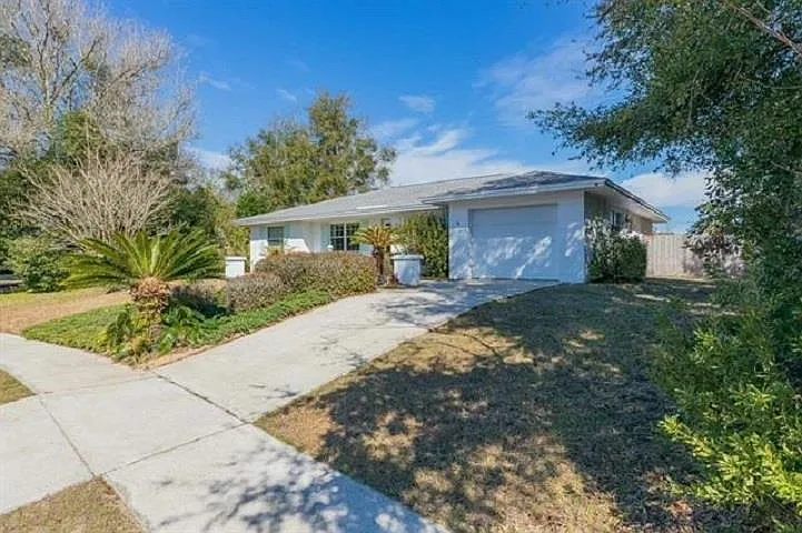 3 bed, 2.0 bath, 1447 sqft, $2,100 — Photo 4
