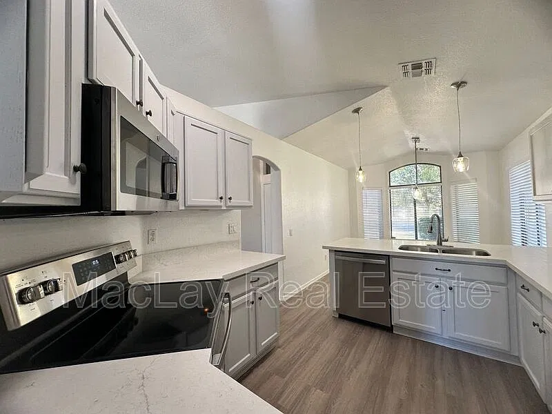 3 bed, 2.0 bath, 1533 sqft, $2,300 — Photo 4