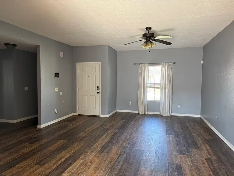 327 S Red Ave — Photo 22