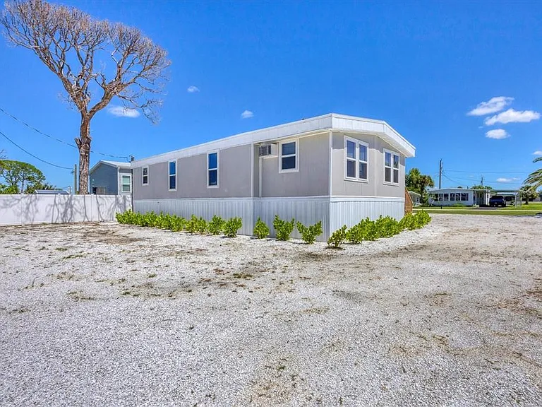 3280 Holly Ave — Photo 33