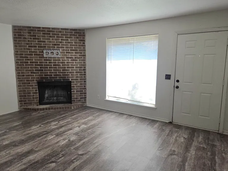 1301 Eastgate Dr — Photo 7