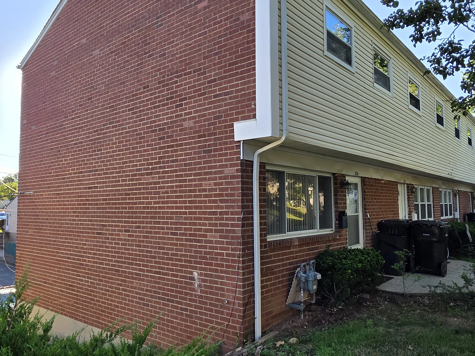 3 bed, 900 sqft, $2,400 — Photo 2