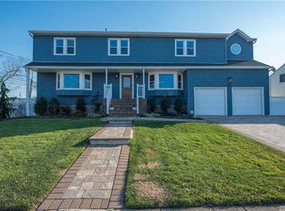 2082 Hampton Way, Merrick, NY 11566