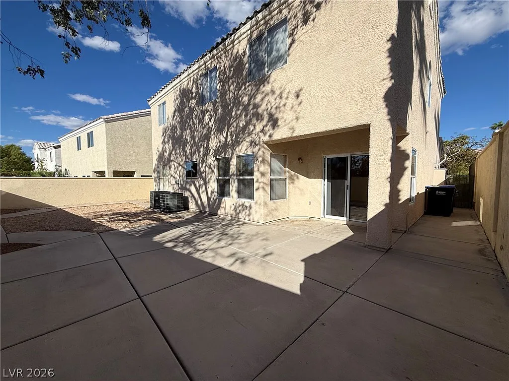 3 bed, 2.5 bath, 1697 sqft, $2,600 — Photo 3