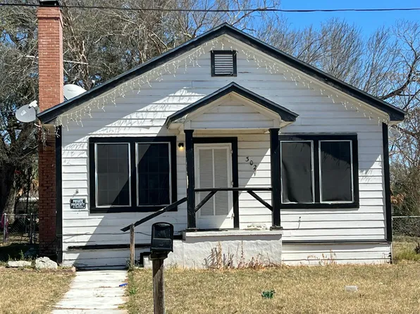 302 W Moore Ave, Devine, TX 78016