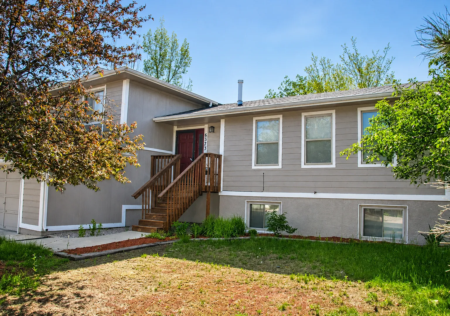 Lovely 4 bedroom home in Northeast Colorado Springs! — Photo 1