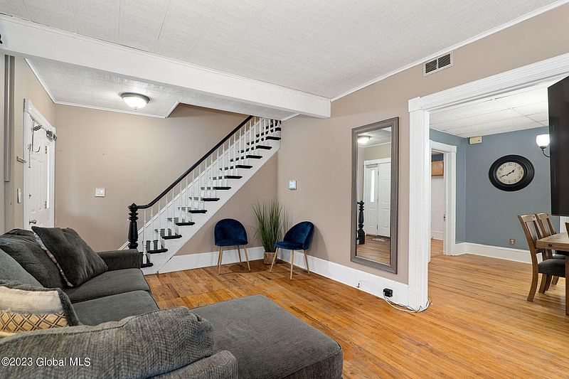 4th image of 210 Fon Clair Street