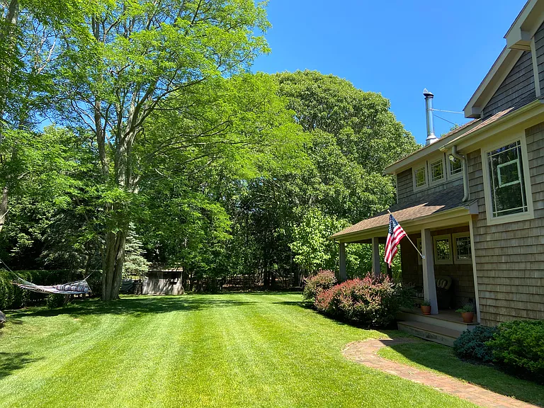 12 Yew St — Photo 3