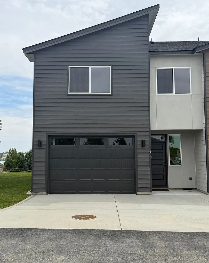 !! Limited Time Move-In Special!! - First Full And Last Full Month Free Rent With A 12 Month Lease! — Photo 1