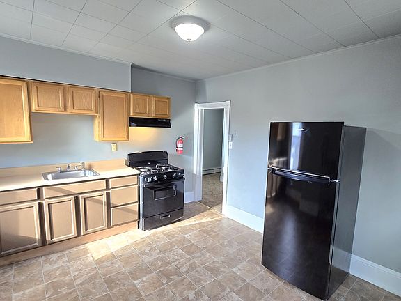 5th image of 52 E Hancock St APT B