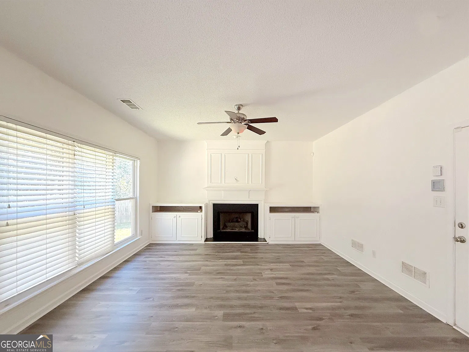 4 bed, 2.5 bath, 2190 sqft, $2,400 — Photo 3