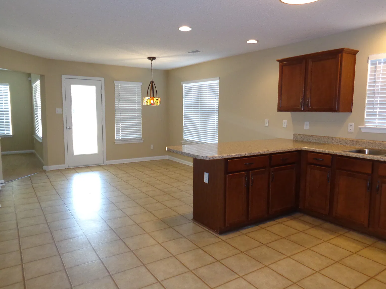 4 bed, 2.5 bath, 2516 sqft, $2,545 — Photo 4