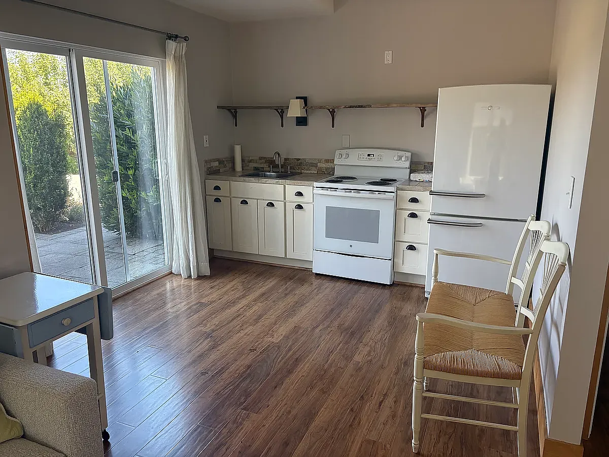1 bed, 1200 sqft, $2,400 — Photo 3
