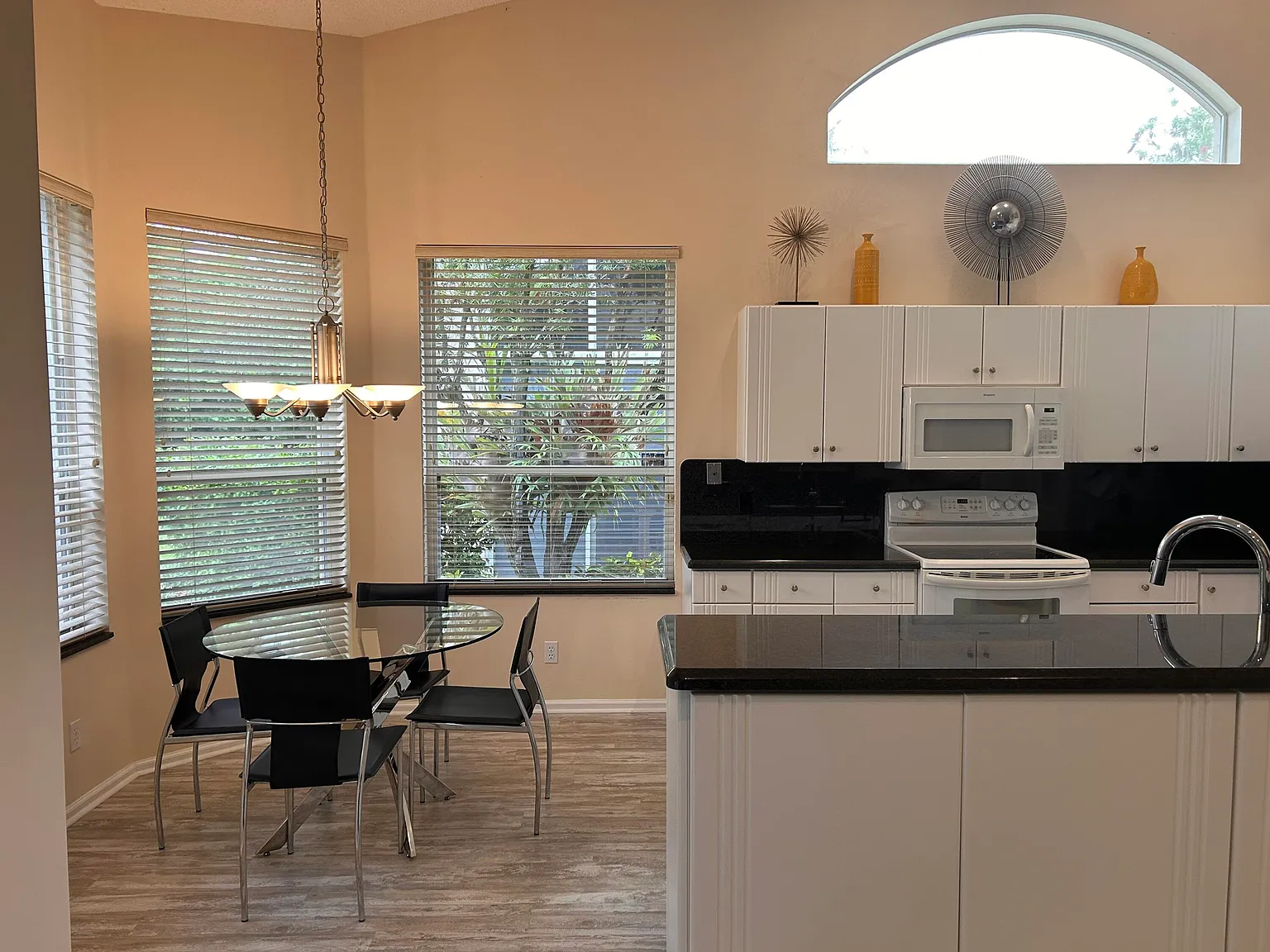 3 bed, 2.0 bath, 1936 sqft, $4,500 — Photo 4