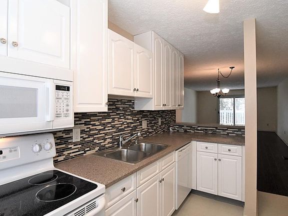 5th image of 356 Village Pointe Dr #6