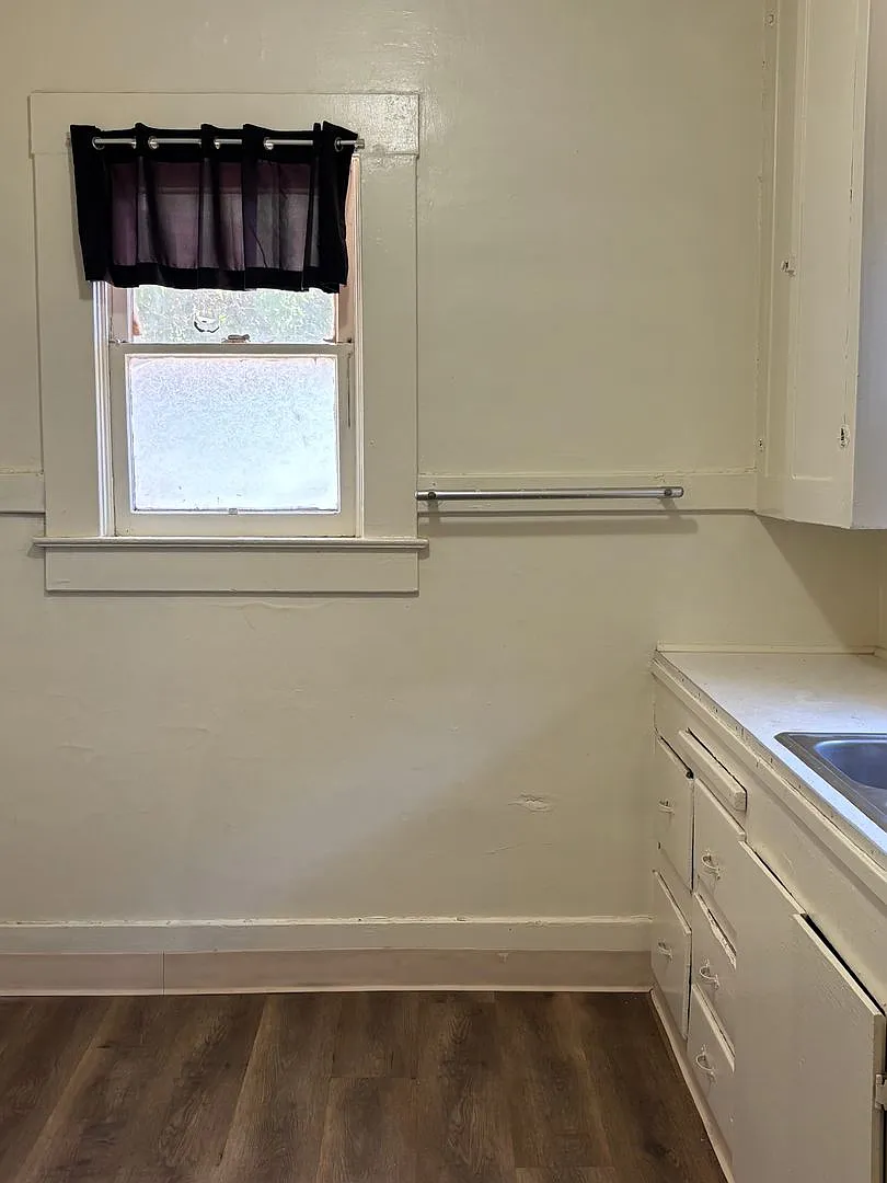 Affordable 1 bedroom 1 bathroom home on Marks and McKinley. — Photo 3