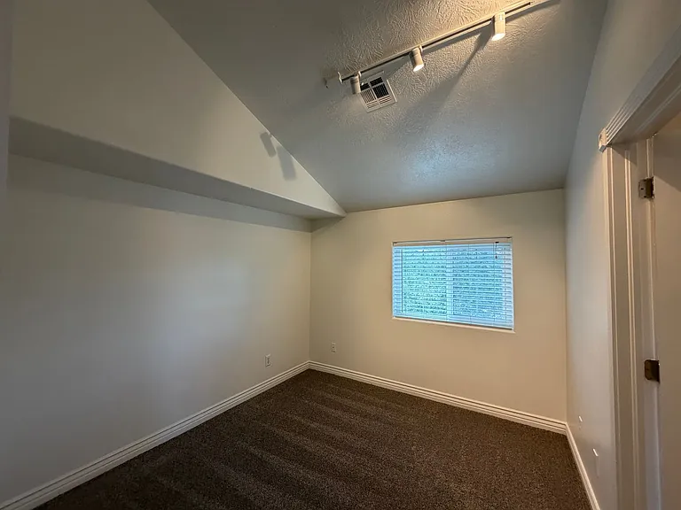135 N 350 W — Photo 34