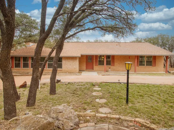 1126 W 6th St, Brady, TX 76825