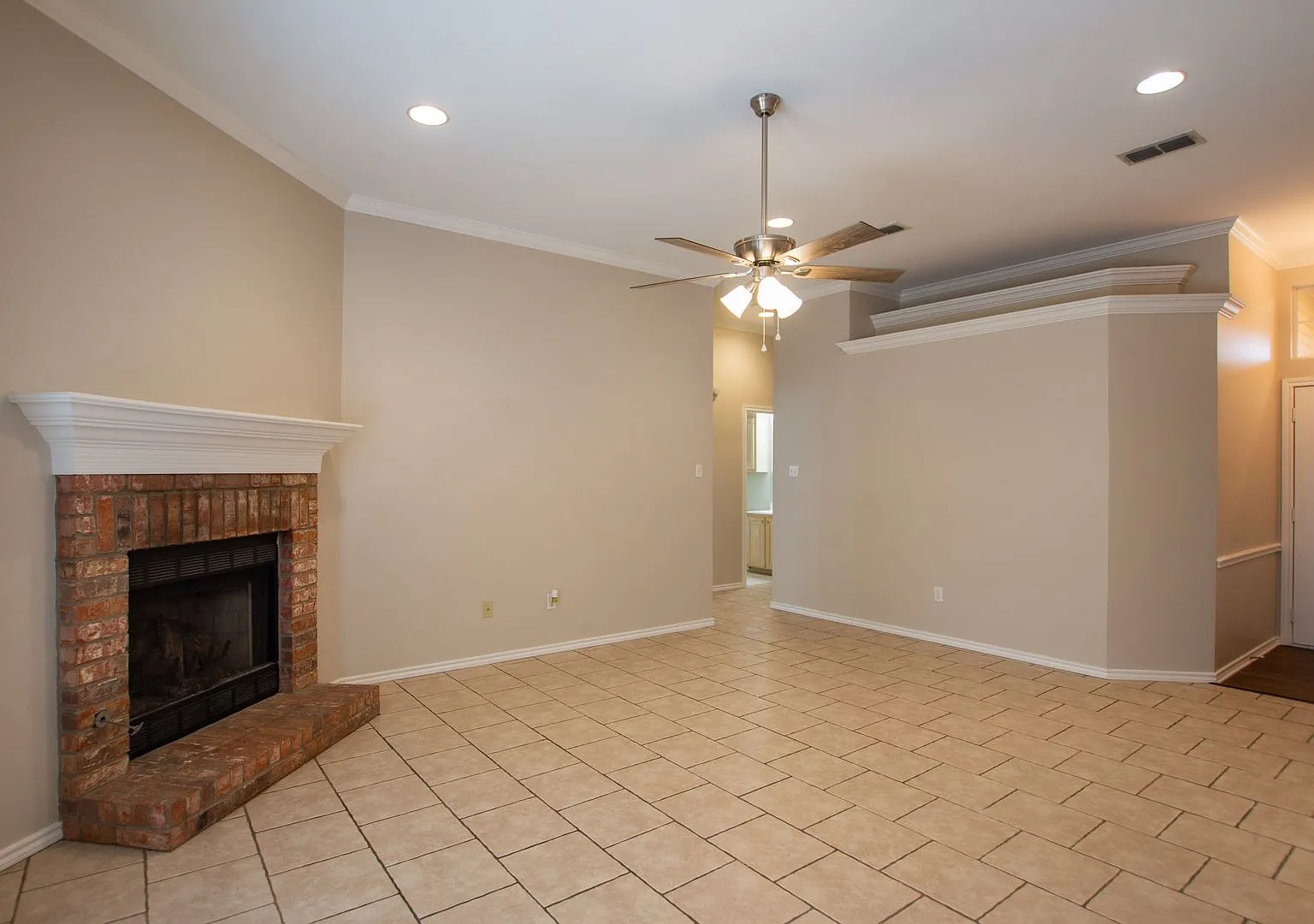 Stunning 4 Bedroom 3 Bath Home in Southeast Tyler! — Photo 4