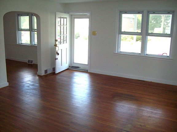 Living Room w/ Hardwood Floors