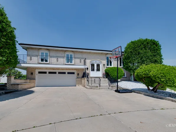 724 N Plamondon Dr, Addison, IL 60101