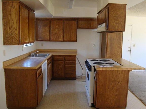 Kitchen/dining will have new vinyl plank flooring and new st