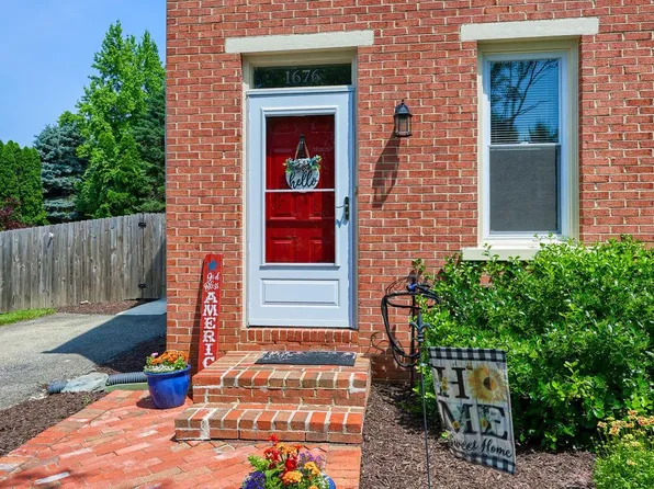 1676 Chadwick Cir, Lancaster, PA 17603