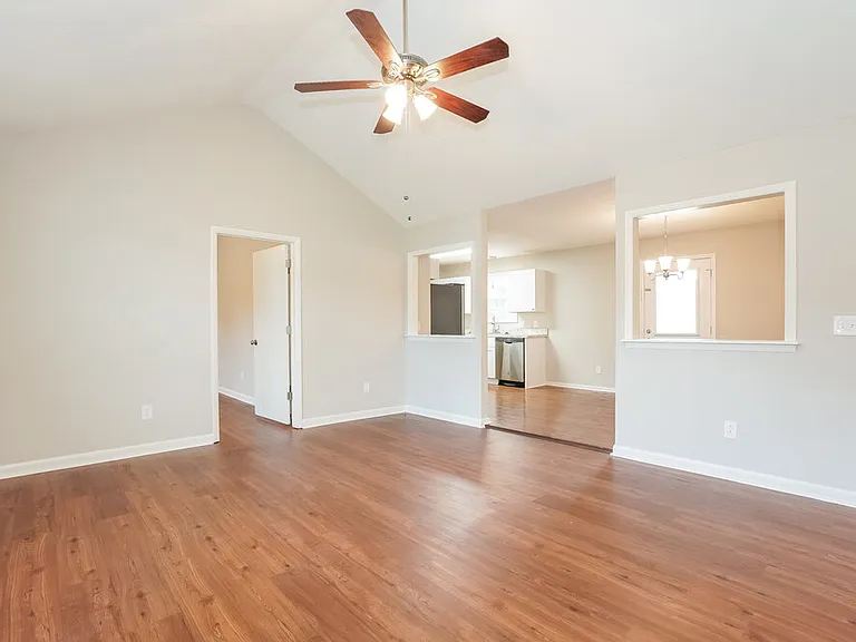 581 Woodcrest Dr — Photo 3