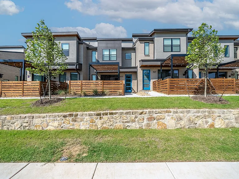 917 Emerling Dr — Photo 1