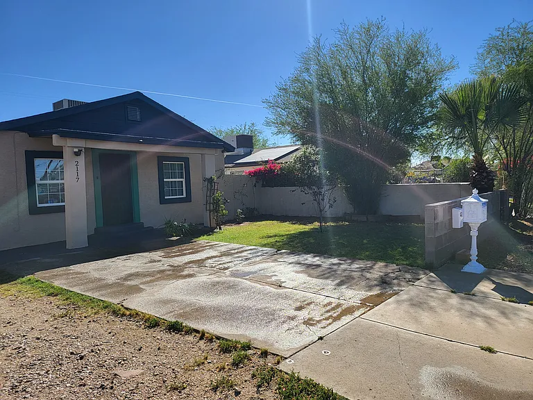2117 W Hadley St — Photo 16