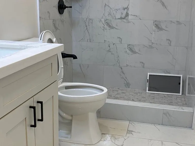 Full bathroom 1