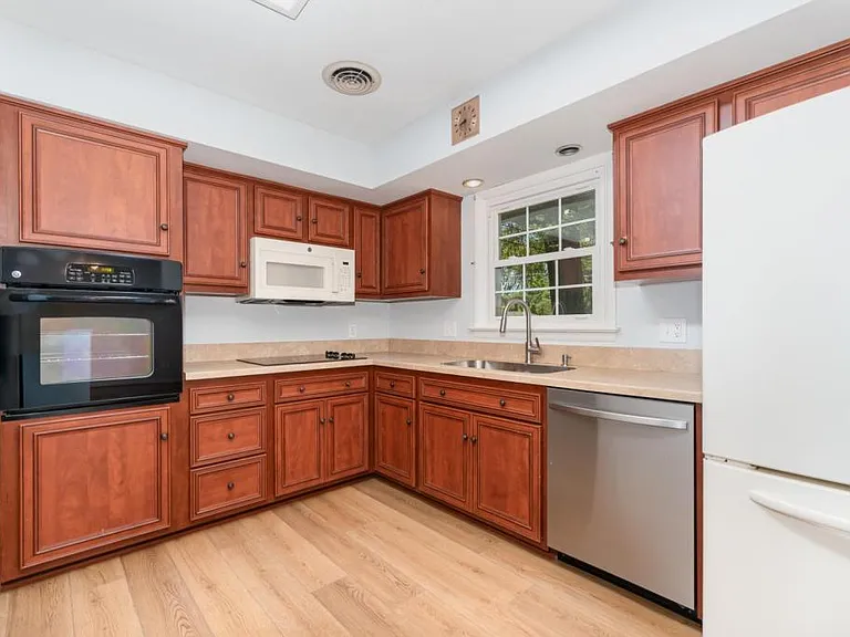 14 Central Blvd — Photo 10