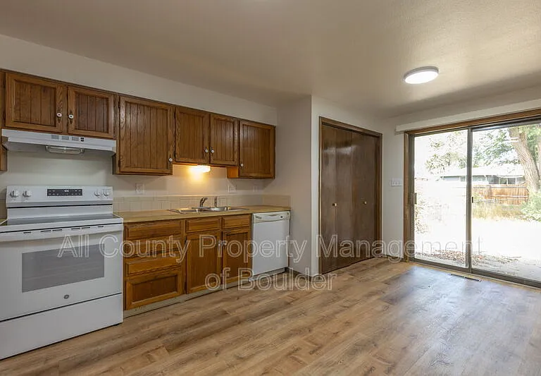 214 E Saint Clair Ave — Photo 6