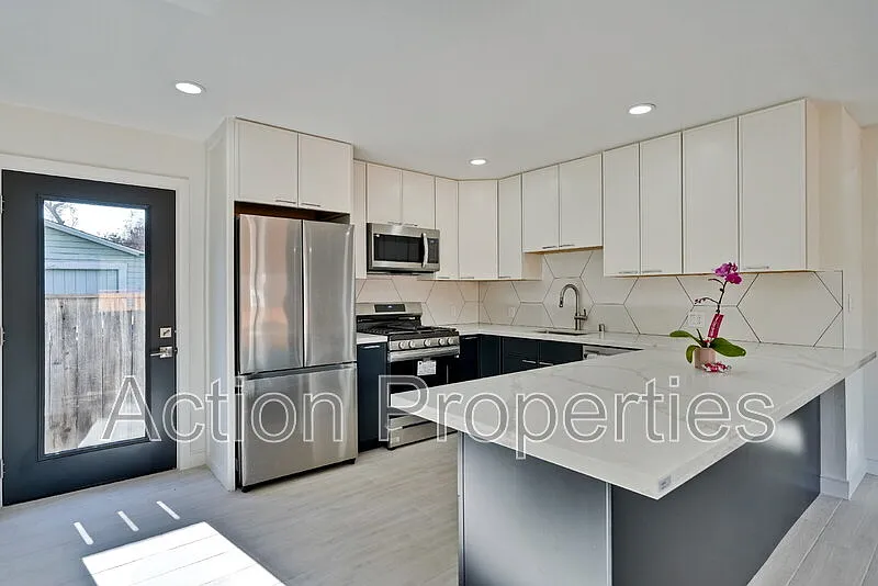 2 bed, 1.0 bath, 860 sqft, $3,995 — Photo 1