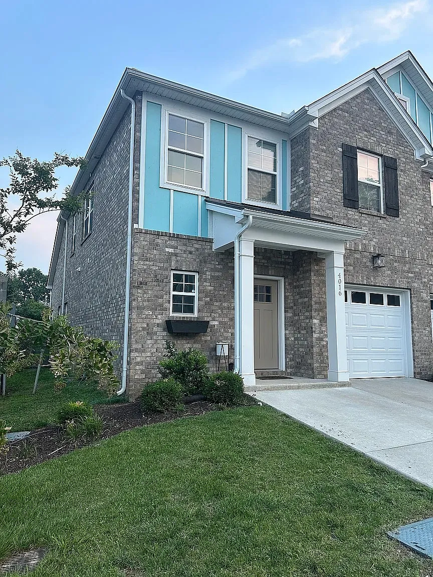 3 bed, 2.5 bath, 1719 sqft, $2,300 — Photo 1
