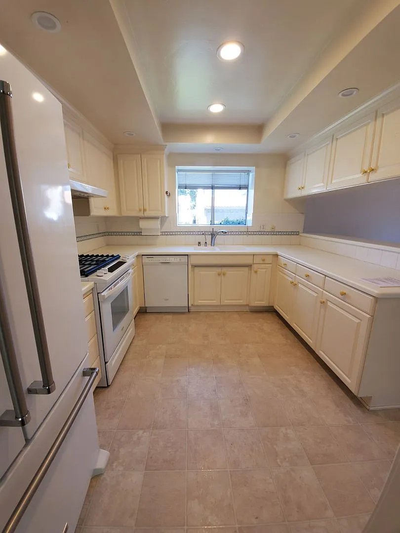 Spacious 4bd/2ba Condo with Double Car Garage — Photo 2