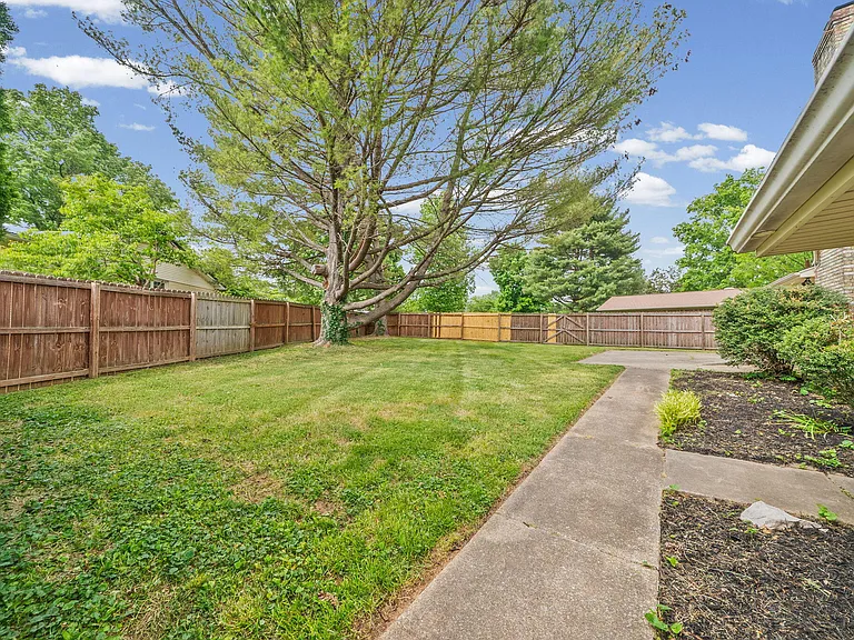132 Windsor Dr — Photo 32