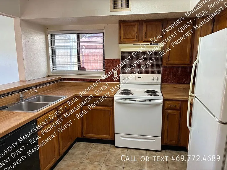 2402 Sunflower Dr — Photo 7